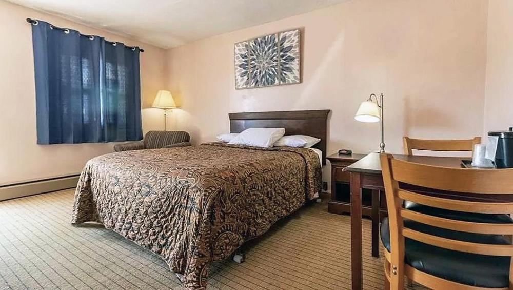 Queen Room - Non-Smoking interior